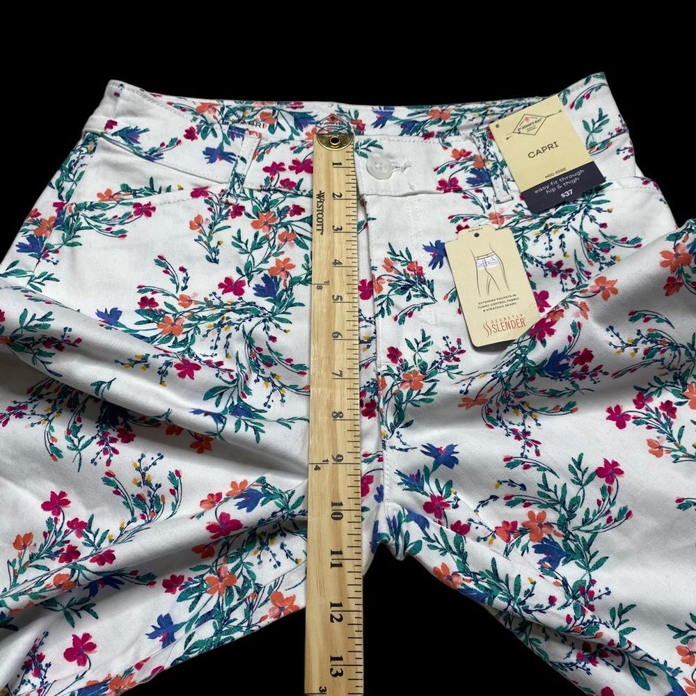 NWT St. John’s Bay Secretly Slender Mid Rise White Floral Capri Pants Sz 6 - Picture 7 of 12